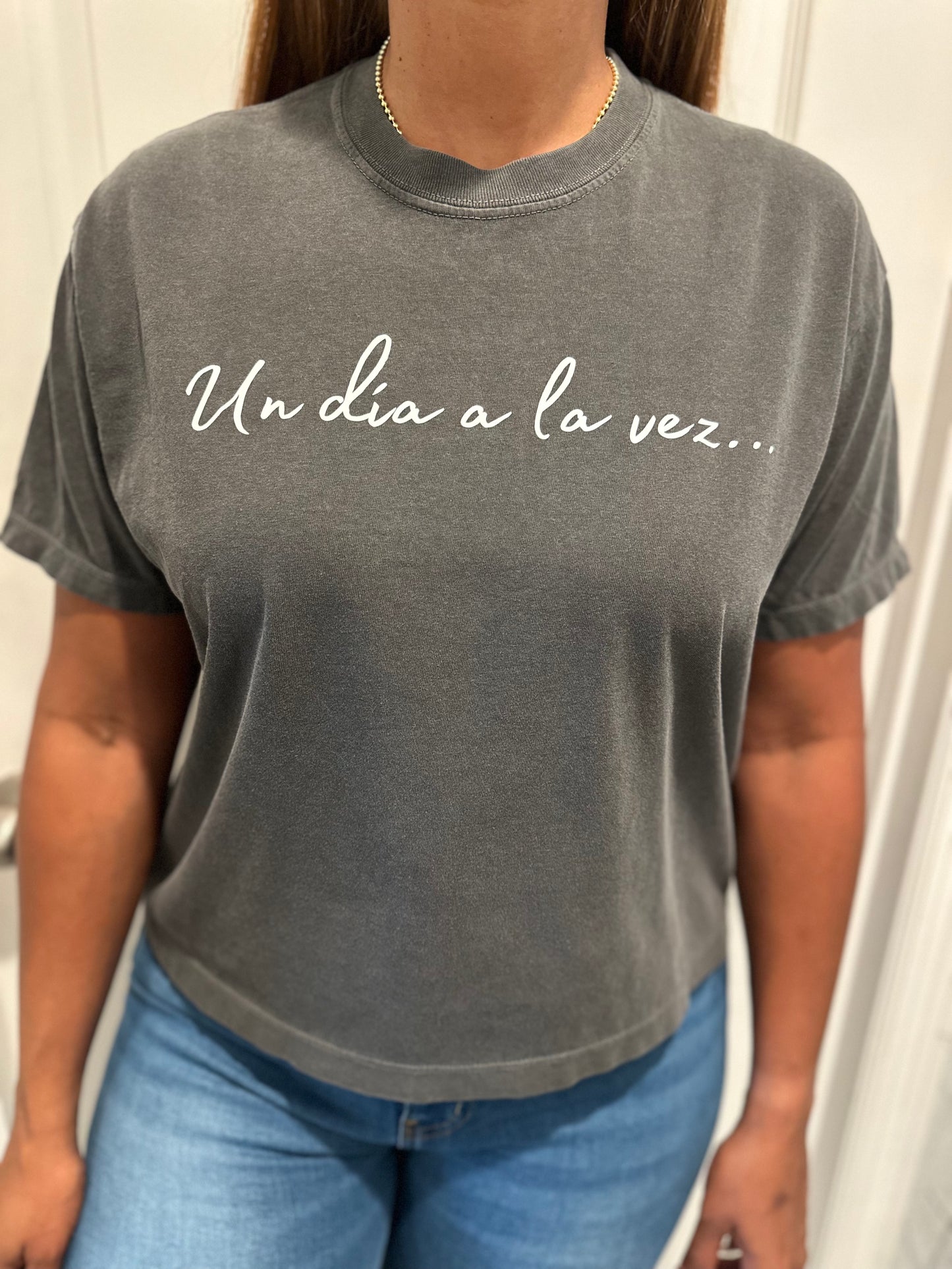 "Un día a la vez" -not so- Cropped Tee